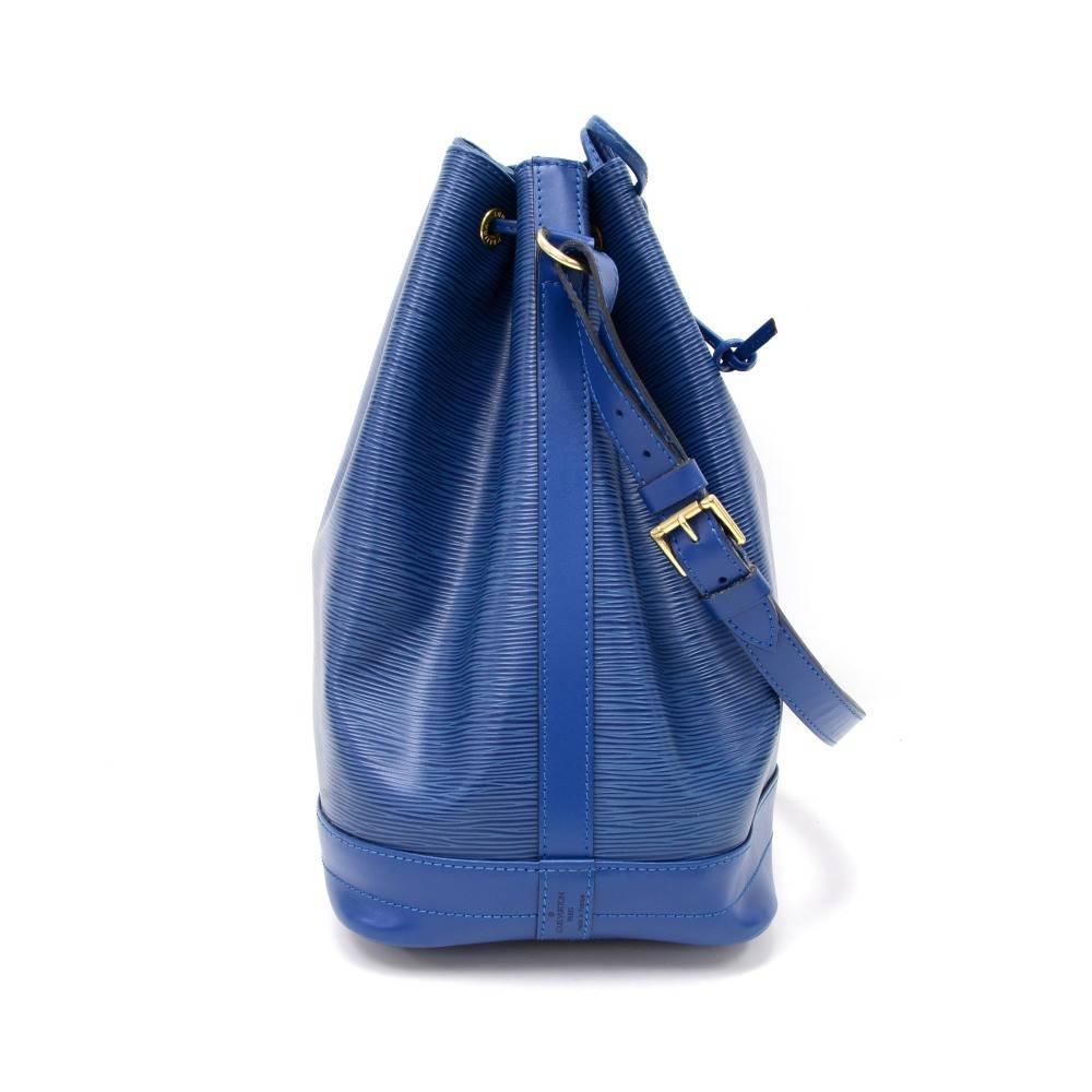Vintage Louis Vuitton Noe Large Blue Epi Leather Shoulder Bag In Excellent Condition In Fukuoka, Kyushu
