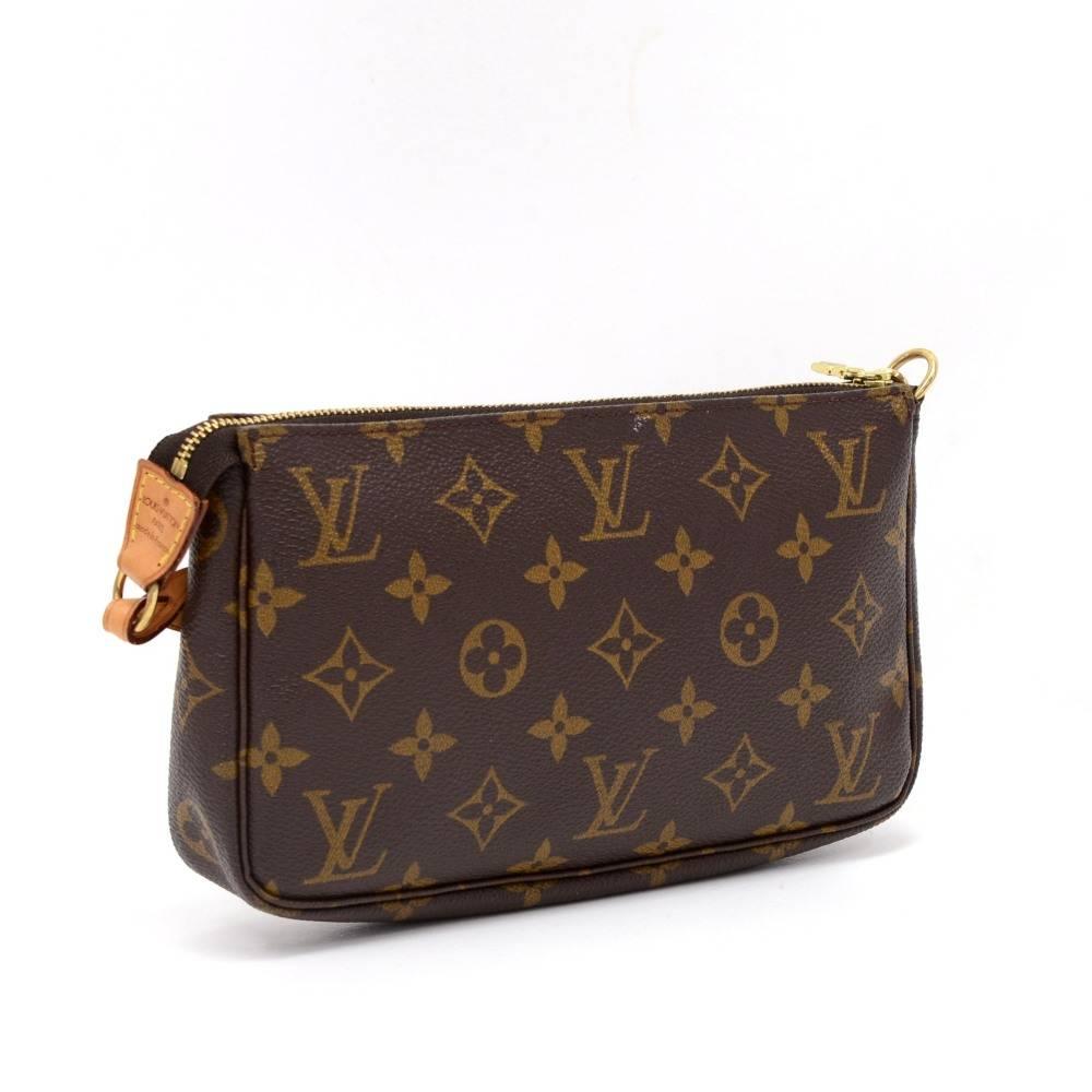 Louis Vuitton Pochette Accessories in monogram canvas. It stores beauty products and other daily essentials. Perfect for a night out and parties. It can be either hand-held or linked to the D-ring found in many Louis Vuitton.

Made in: France
Serial