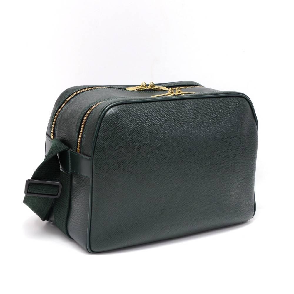 Louis Vuitton Reporter shoulder bag in green taiga leather. It has 2 compartments both with double zippers and 1 open pocket on the front. 1 interior open pocket in one of the compartment. Comfortable adjustable canvas shoulder strap. Its inspired