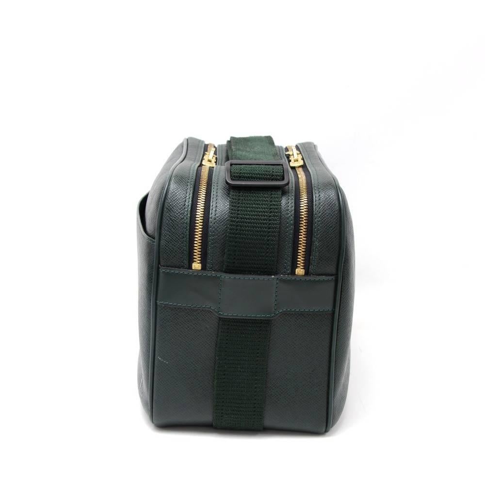 Louis Vuitton Reporter Green Taiga Leather Medium Shoulder Bag In Excellent Condition In Fukuoka, Kyushu