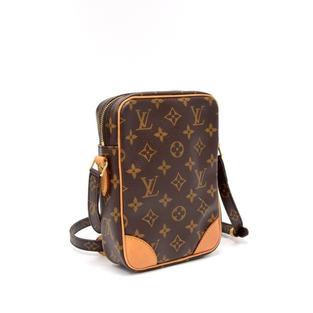 Louis Vuitton Danuebe shoulder pochette/bag in monogram canvas. Outside has 1 open pocket. Top is zipper closure. Inside is in brown lining with 1 open pocket. Can carry on shoulder or across body with adjustable strap. Very practical item.

Made