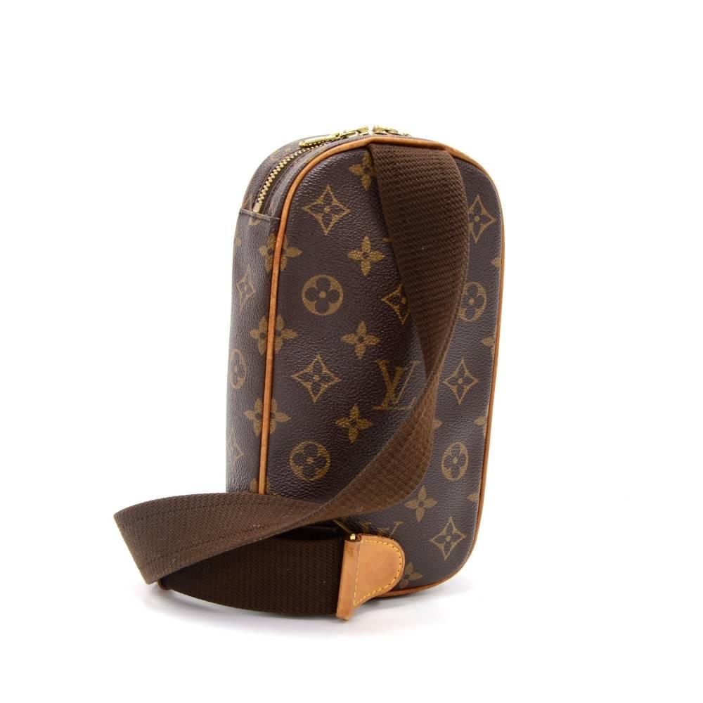 Louis Vuitton Pochette Gange messenger pochette/bag in monogram canvas. Outside has 1 open pocket. Top is double zipper closure. Can carry on shoulder or across body with adjustable strap. Very practical item.

Made in: Spain
Serial Number: