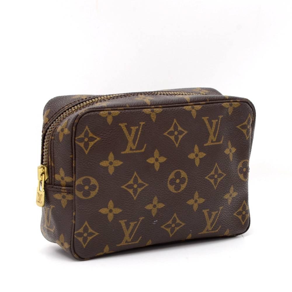 Louis Vuitton Trousse Toilette 18 cosmetic pouch in monogram canvas. Top access is secured with zipper. Inside has washable lining, 1 open pocket and 2 rubber bands to hold bottles. Very practical item to have!

Made in: France
Serial Number: 854