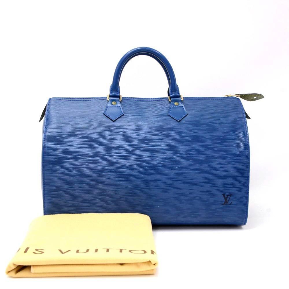 Louis Vuitton Epi leather speedy 35 in epi leather. It is a reinterpretation of the keep all travel bag. Its rounded form reveals an exceptionally spacious interior. For increased safety, it has large zipper closure. 

Made in: France
Serial Number: