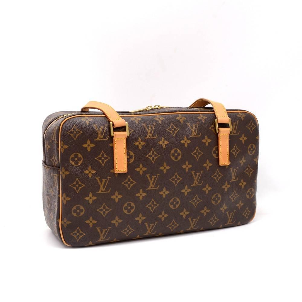 Louis Vuitton Cite GM shoulder Bag in monogram canvas. It has large double zipper closure, 1 exterior pocket with zipper. Inside has beige alkantra lining, 1 large zipper, 1 opened pockets and one for mobile. Great size for everyday!

Made in: