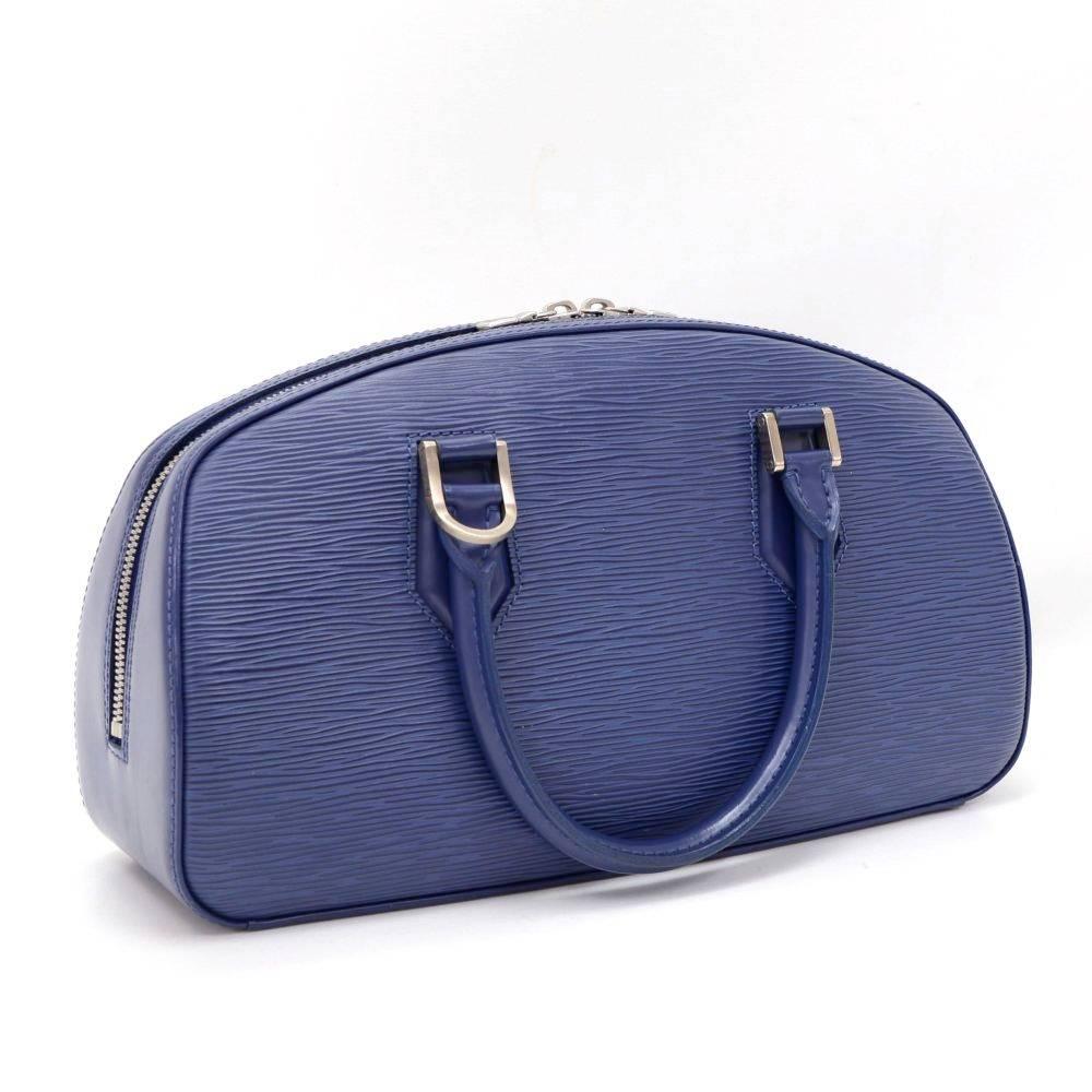 Louis Vuitton Jasmin in blue Epi leather. This handheld bag is secured with double zipper and silver tone hardware. Inside has blue alkantra lining with 1 open interior pocket.This is discontinued color!

Made in: France
Serial Number: TH0015
Size: