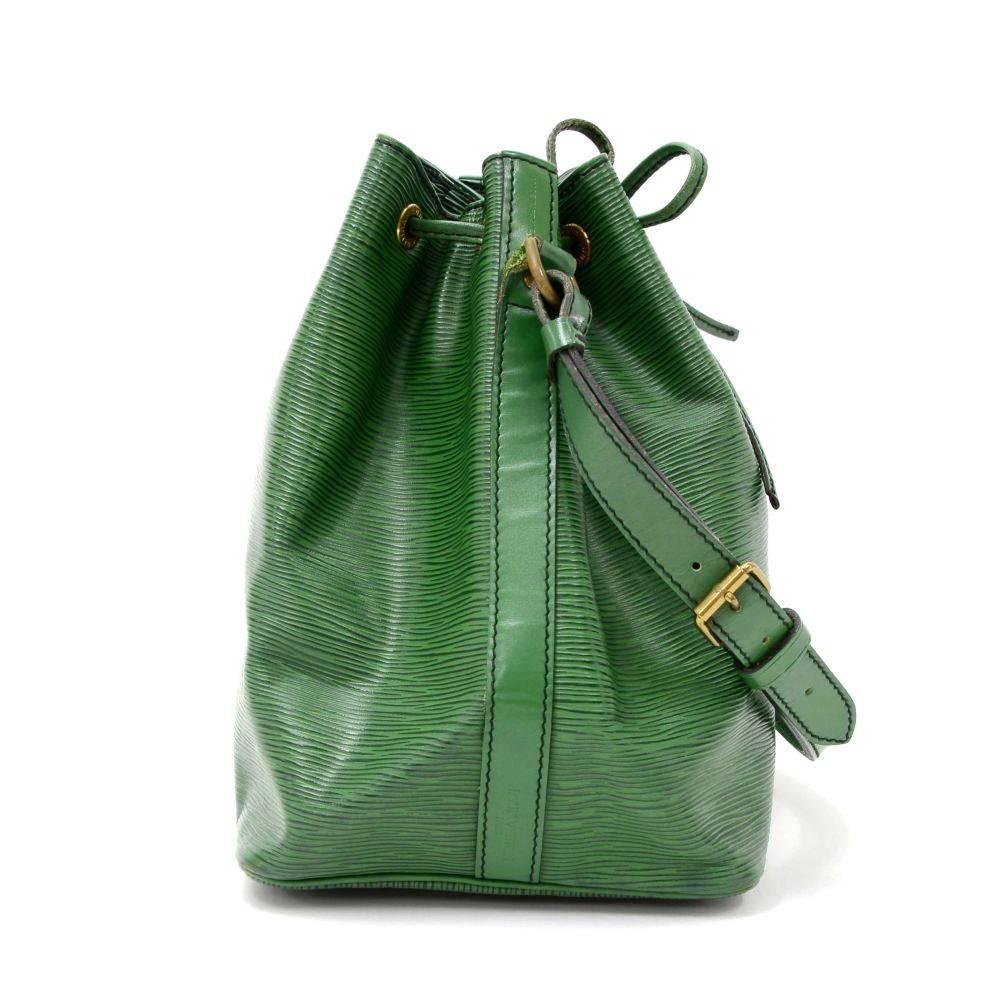 Vintage Louis Vuitton Petit Noe Green Epi Leather Shoulder Bag In Good Condition In Fukuoka, Kyushu