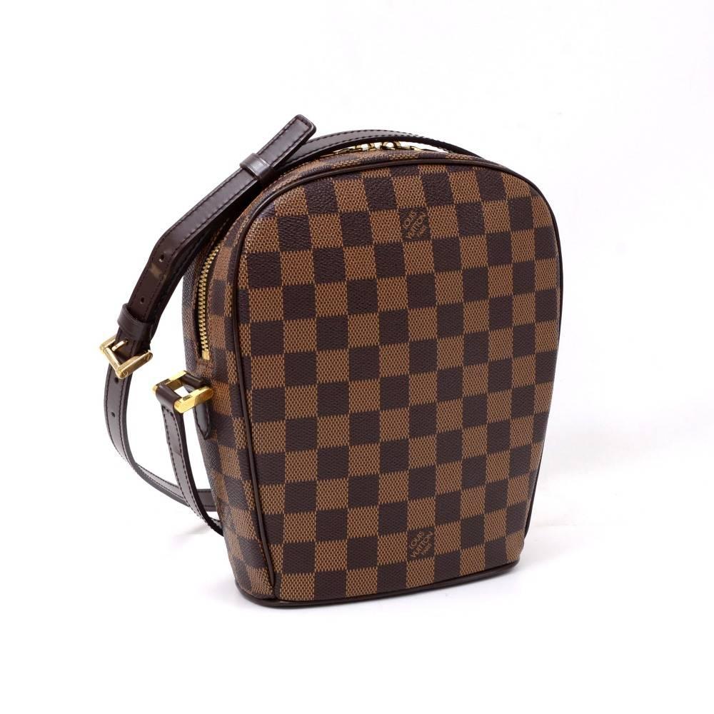 Louis Vuitton Ipanema PM shoulder bag in brown Damier canvas. Top is secured with double zipper with 1 open slip pocket on front. Inside is in red alkantra lining with 1 open pocket and 1 pocket for mobile or glasses. Comfortably carried on shoulder