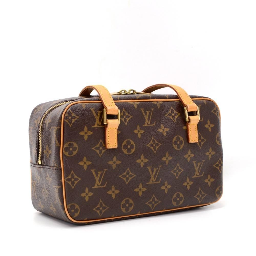 Louis Vuitton Cite shoulder Bag in monogram canvas. It has large double zipper closure, 1 exterior pocket with zipper. Inside has brown washable lining, 2 large side opened pockets and one for mobile. Great size for everyday!

Made in: France
Serial