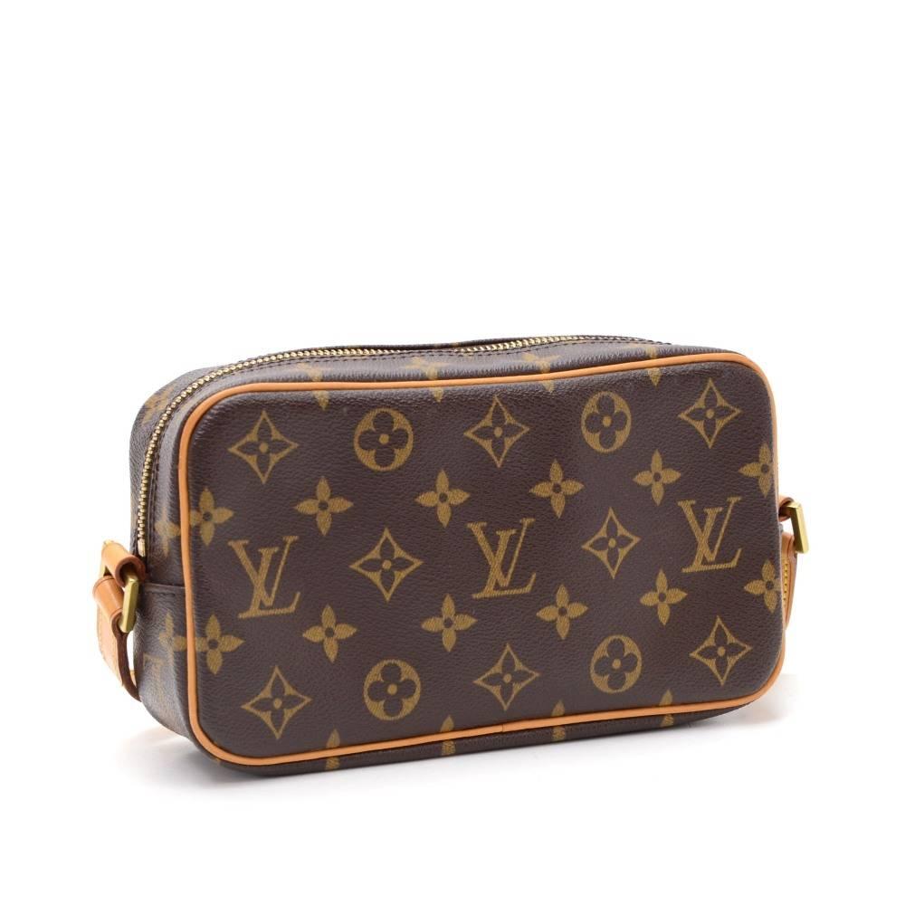Louis Vuitton Pochette Cite Bag in monogram canvas. It has zipper closure and 1 exterior zipper pocket. Inside has 1 open pocket and brown lining.

Made in: France
Serial Number: D U 0 0 5 3
Size: 8.5 x 4.9 x 2.6 inches or 21.5 x 12.5 x 6.5