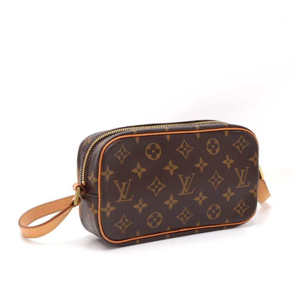Louis Vuitton Pochette Cite Bag in monogram canvas. It has zipper closure and 1 exterior zipper pocket. Inside has 1 open pocket and brown lining.

Made in: France
Serial Number: MI0092
Size: 8.5 x 4.9 x 2.6 inches or 21.5 x 12.5 x 6.5 cm
Shoulder
