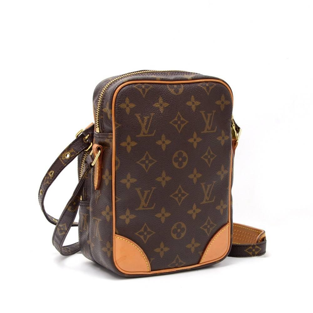 Louis Vuitton Amazone shoulder bag in monogram Canvas. Outside, it has 1 zipper pocket in front. Top secured with zipper. Inside has 1 open pocket. Very practical Louis Vuitton messenger bag.

Made in: France
Serial Number: A R 1 0 0 1
Size: 5.9 x