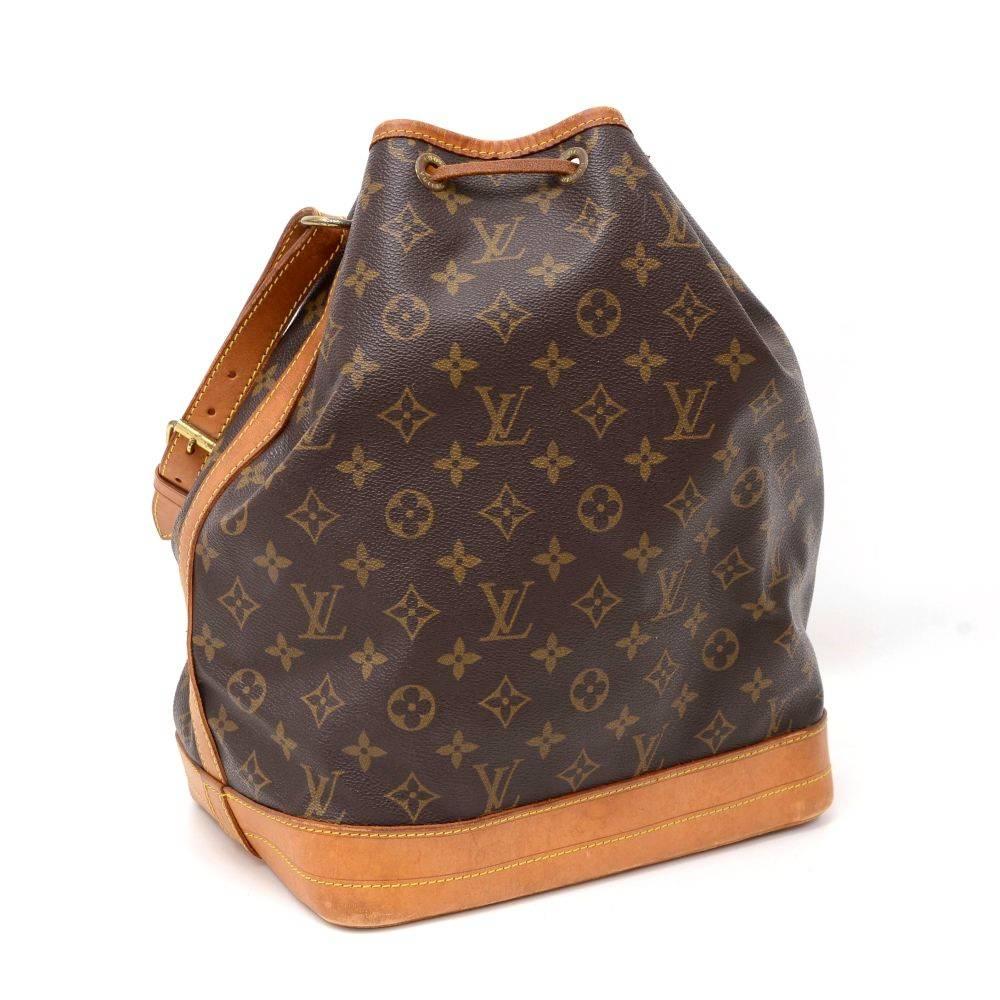 Louis Vuitton Noe shoulder bag. It has adjustable shoulder strap and tie up string closure. Inside is brown lining. The famous champagne bag created in 1932 which makes it a true classic.

Made in: France
Serial Number: AR0935
Size: 10.2 x 13.4 x