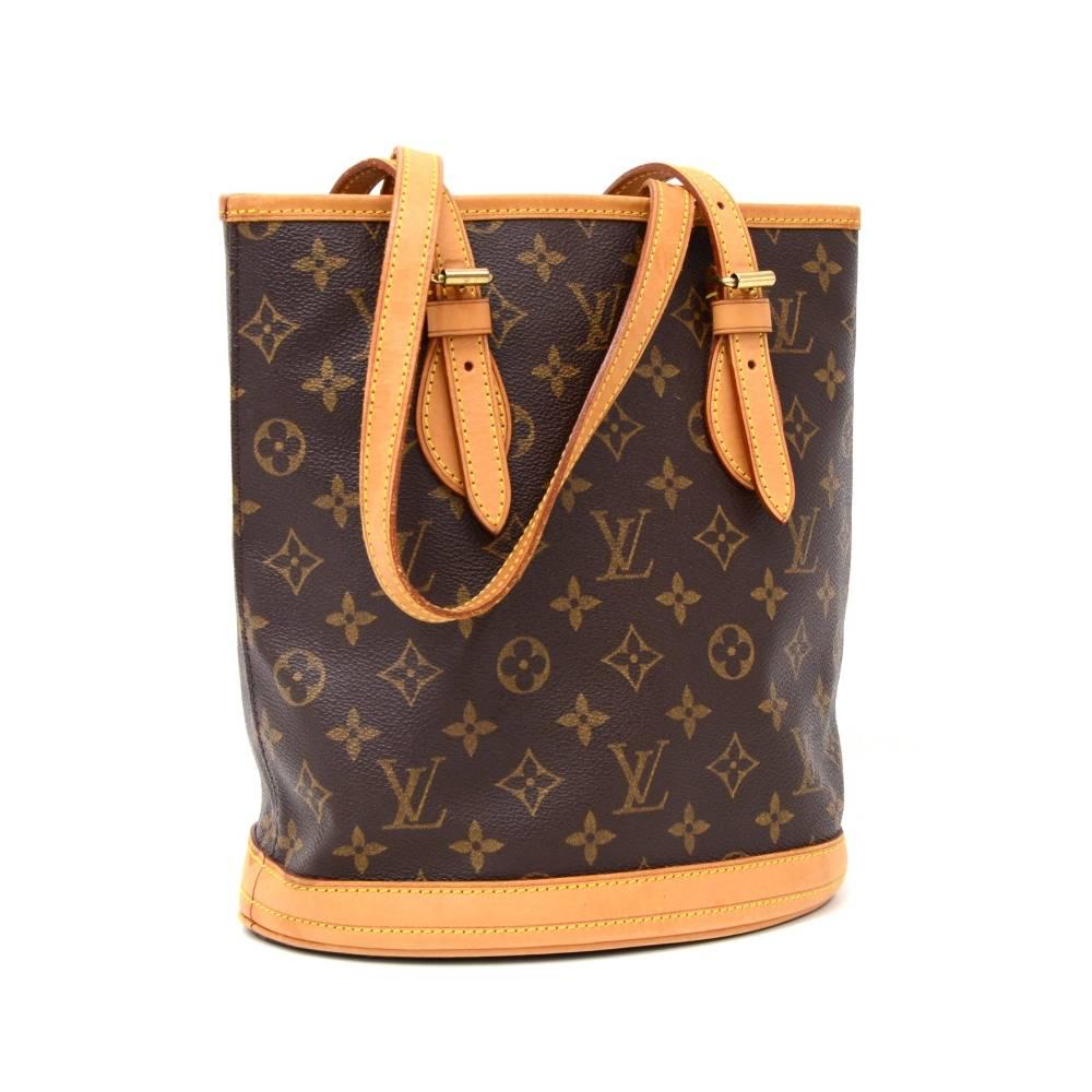 Louis Vuitton Bucket Petit in monogram canvas. Supple and spacious bag carried on one shoulder or in hand. It has adjustable straps and protective brass feet. Inside are 2 pockets; one opened and one with a zipper. A very popular design. 

Made in: