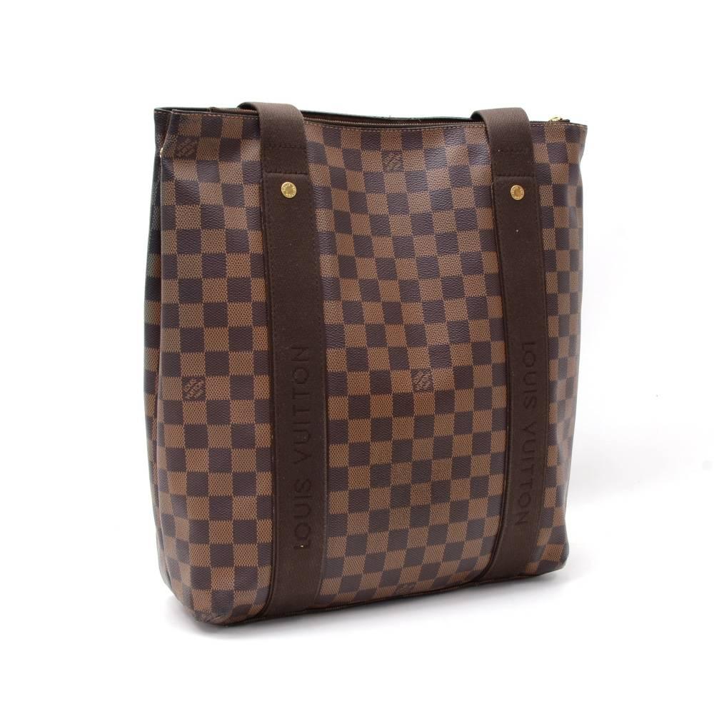 Louis Vuitton Cabas De Beaubourg tote bag in damier canvas. It has 1 separated compartment with zipper. Other is open access with 2 pockets: 1 open and 1 for mobile or glass. It fits format A4 as all your magazines or work related paperwork and can