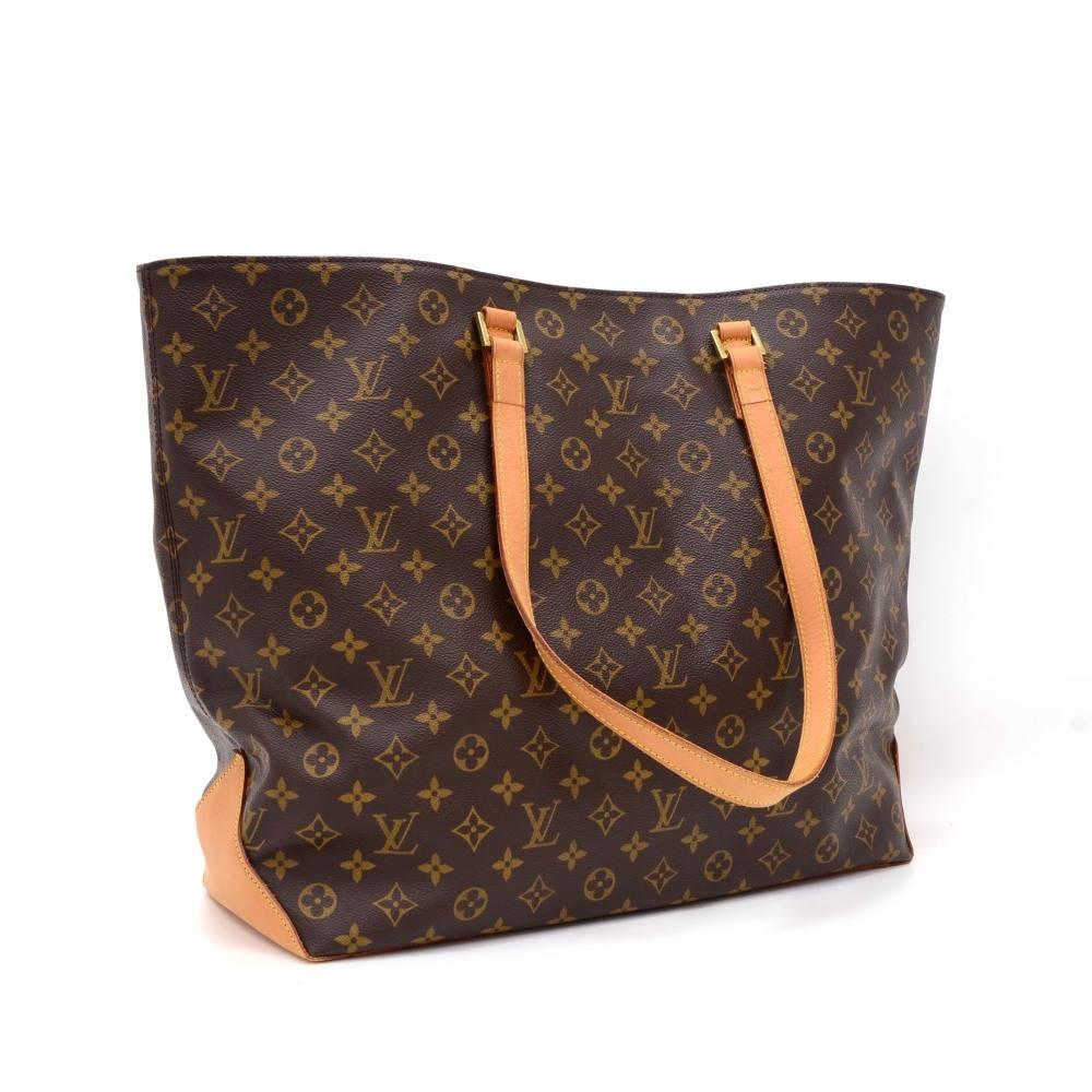 Louis Vuitton Cabas Alto shoulder bag in monogram canvas. Inside has brown lining, 1 zipper pocket and pocket for cell phone or glasses. Very popular item long discontinued!

Made in: France
Serial Number: AR0080
Size: 20.5 x 15 x 6.3 inches or 52 x