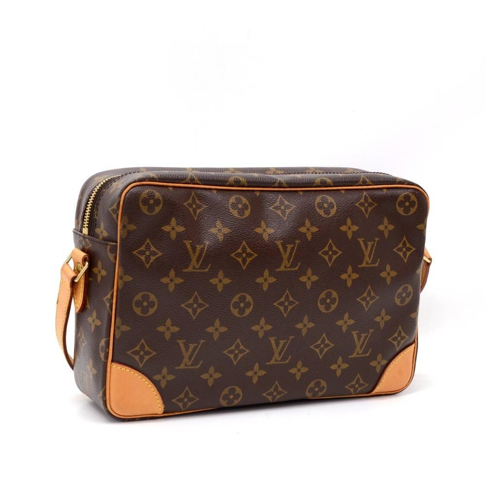 Louis Vuitton Trocadero in monogram canvas. Top is secured with a zipper and 1 open pocket on the front. Inside has brown lining and 1 zipper pocket. Can be carried on shoulder or across body.  

Made in: France
Serial Number: SL0093
Size: 11.8 x
