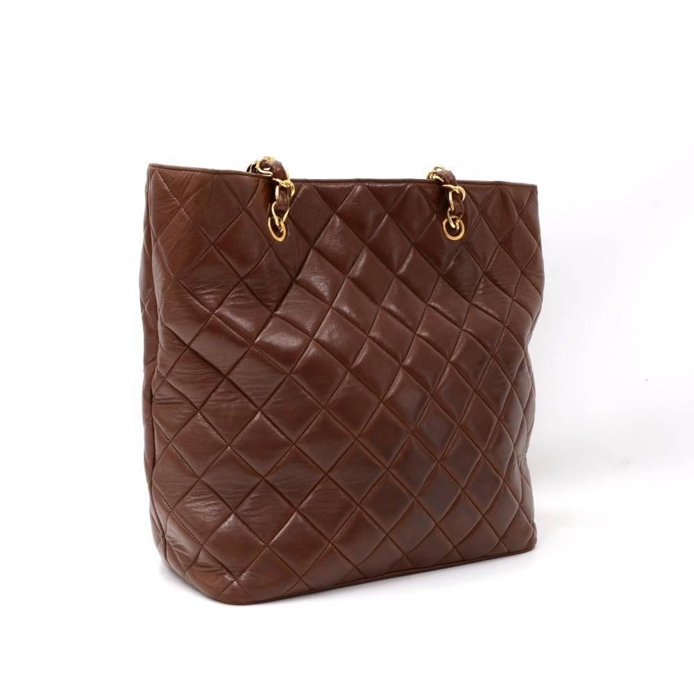 Chanel shoulder bag in dark brown quilted leather. Top area has large CC Twist lock closure. Inside has 2 zipper pockets. Carried on one shoulder or in hand. Perfect for daily use with great capacity

Made in: France
Serial Number: 3728606
Size:
