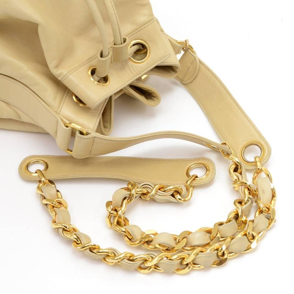Women's Vintage Chanel Bucket Beige Leather Medium Shoulder Bag For Sale