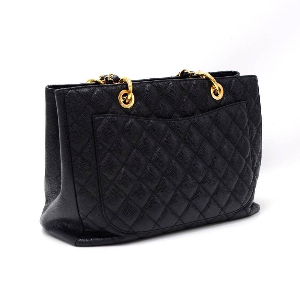 Chanel GST tote in black quilted caviar leather. Open access with 3 compartments: 2 open and 1 with zipper closure. Inside has nylon lining and 2 pockets: 1 open and 1 with zipper. Carried in hand and offers great capacity.

Made in: Italy
Serial