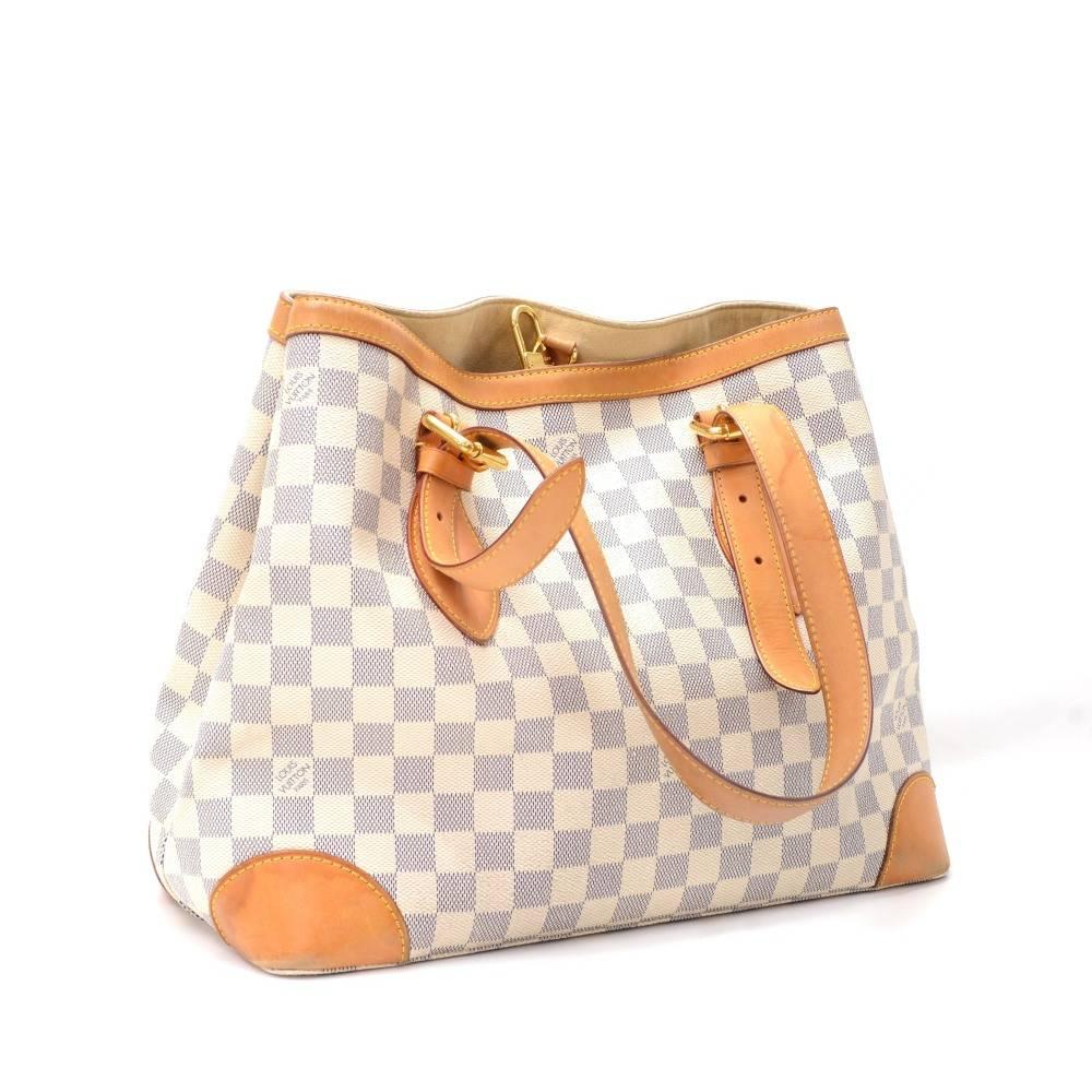 Louis Vuitton Hampstead MM tote bag in white Damier Canvas. Inside is in beige alkantra lining with 3 pockets: 1 zipper, 1 open and 1 for mobile or glass. Comfortably carried in hand or on shoulder with great capacity.

Made in: Spain
Serial Number: