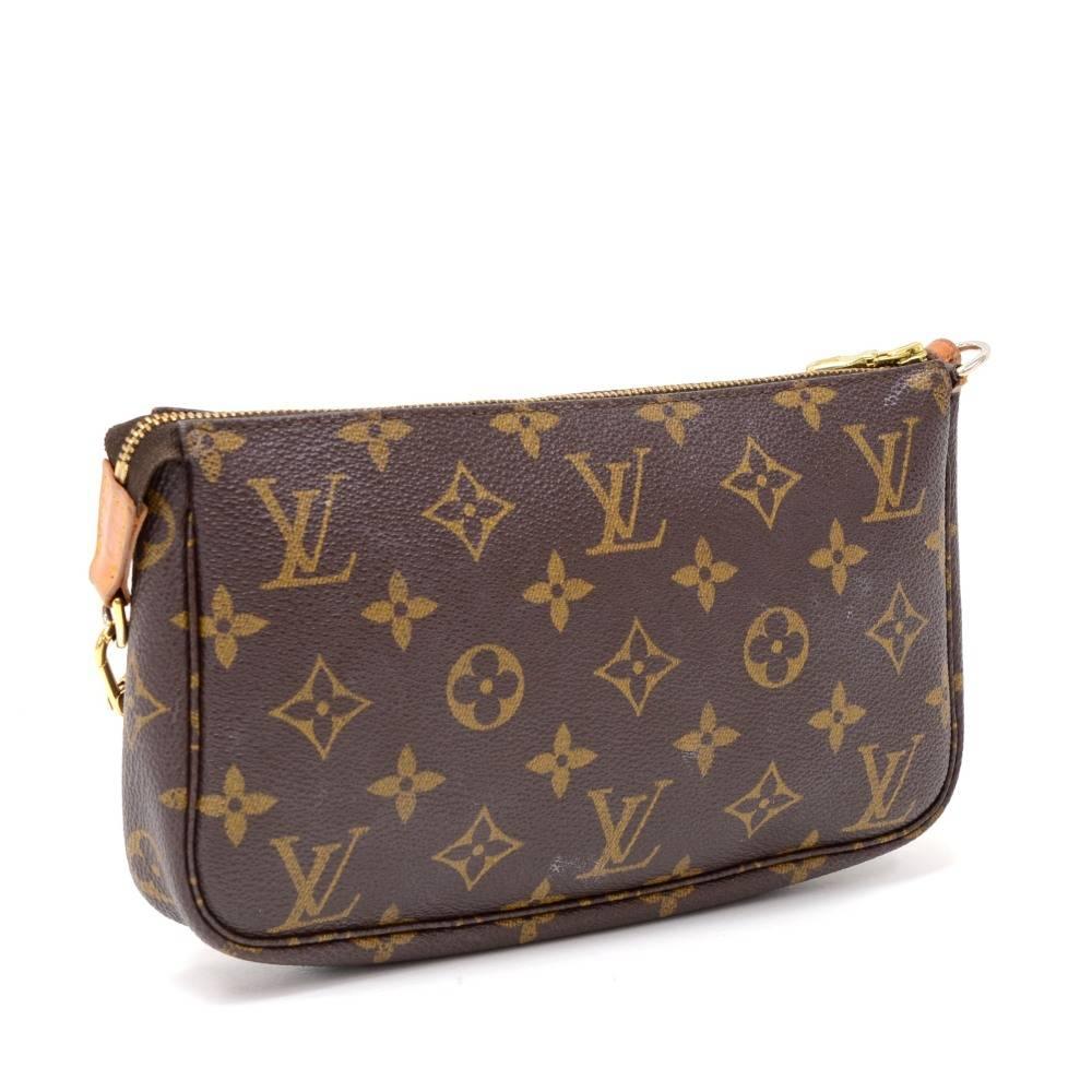 Louis Vuitton Pochette Accessories in monogram canvas. It stores beauty products and other daily essentials. Perfect for a night out and parties. It can be either hand-held or linked to the D-ring found in many Louis Vuitton.

Made in: France
Serial