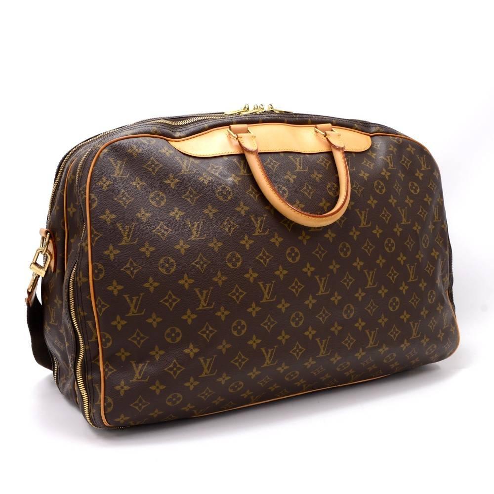 Louis Vuitton Alize 2 Poches travel bag in monogram canvas. One of the largest sturdy shoulder travel bag with leather handles and piping. It features two double-zip compartments, one with a large open pocket and the other compartment with a rubber