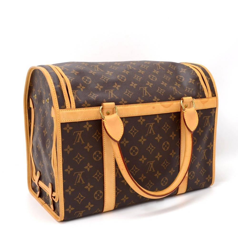 Louis Vuitton Sac Chaussures 40 is a vintage of the Louis Vuitton pet carry bag collection. This spacious medium sized version in Monogram canvas and a double brass zipper. A great bag for you lovely pet.

Made in: France
Serial Number: T H 1 0 1