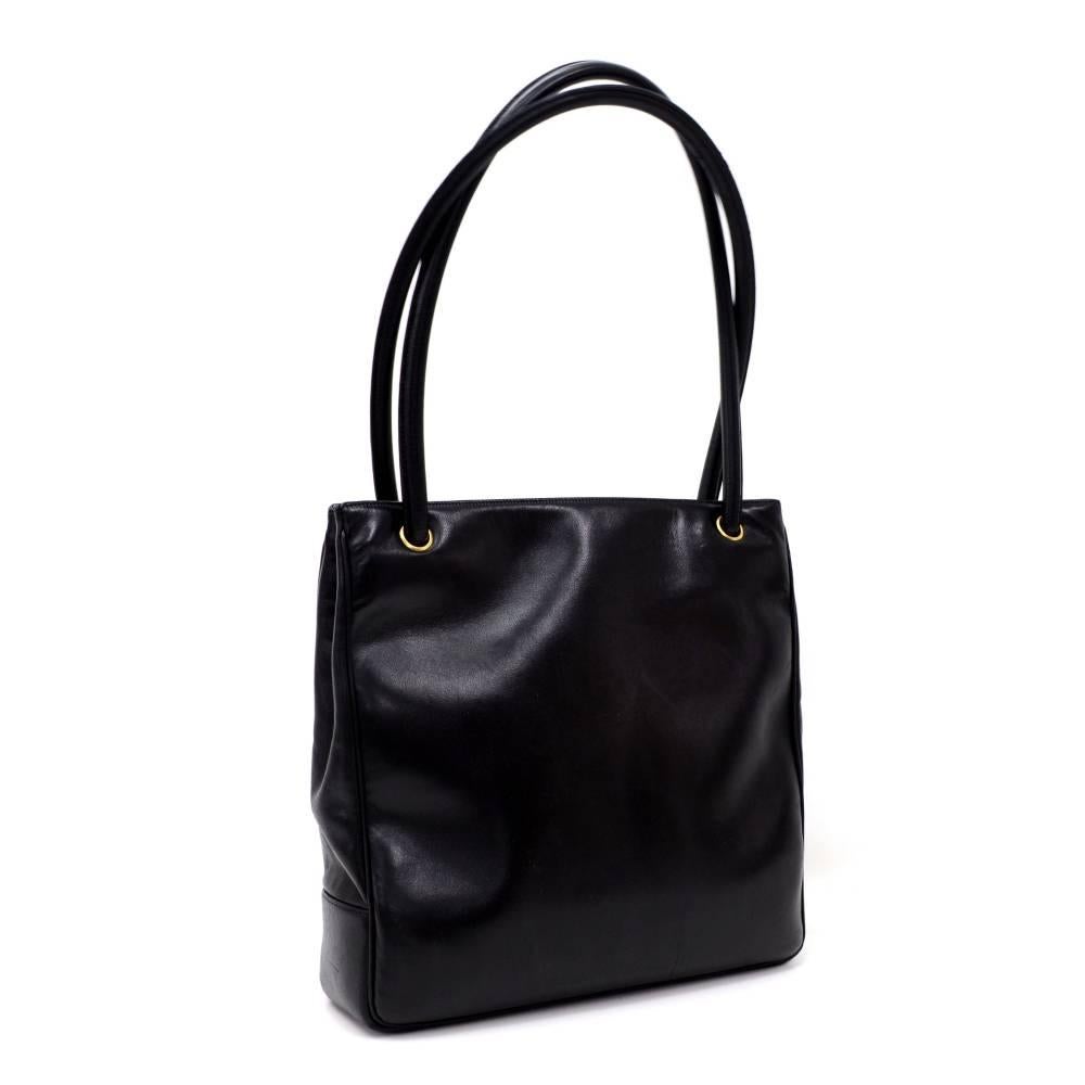 Chanel tote in black leather. Main access is secured with 2 magnetic closure. Inside has black leather lining with 2 zipper pockets. Comfortably carried on shoulder and offers great capacity.

Made in: Italy
Serial Number: 1975275
Size: 12.2 x 11.8