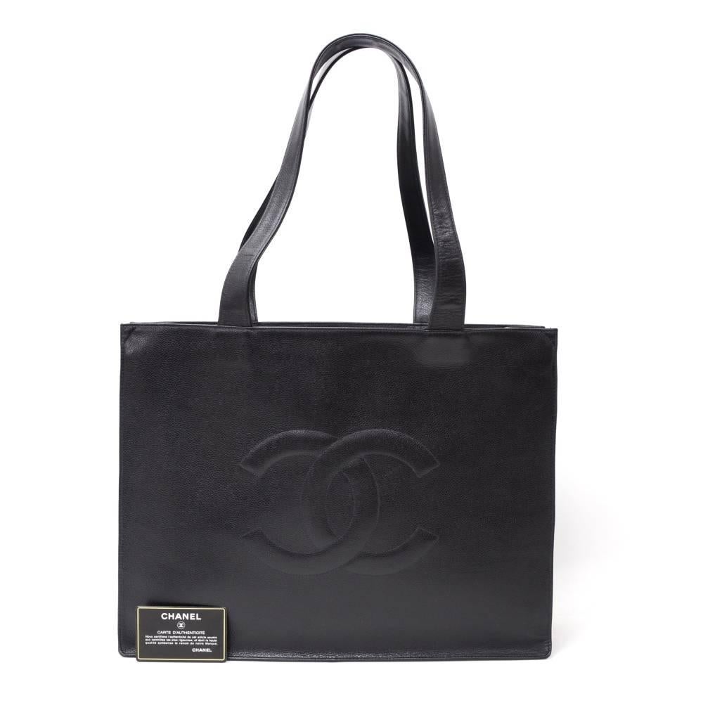 Chanel Jumbo XLarge Tote in black caviar Leather. Top is secured zipper with nicely ball charm as zipper pull. Inside has 2 interior pockets with zipper and nylon lining. Comfortably carried on shoulder with great capacity.

Made in: France
Serial