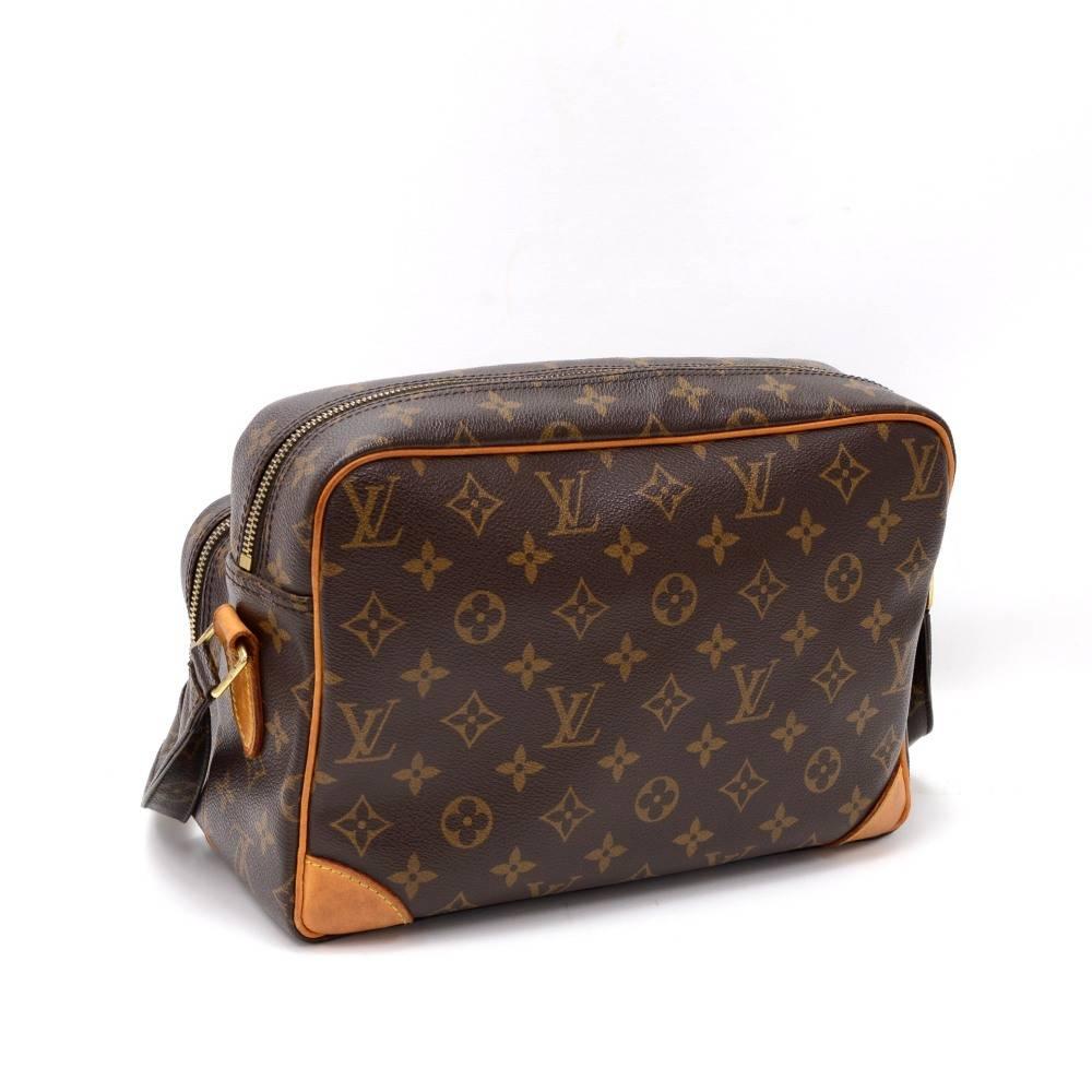 Louis Vuitton Nil shoulder bag in monogram canvas. It has 2 compartments both secured with zippers. Inside is lined with brown canvas lining with 1 zipper pocket. Comfortable adjustable canvas shoulder strap.

Made in: France
Serial Number: A R 0 0