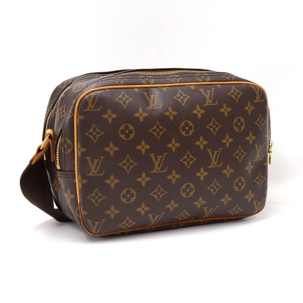 Louis Vuitton Reporter PM shoulder bag in monogram canvas. It has 2 compartments both secured with zippers and 1 open pocket on the front. Inside is lined with beige washable lining. Comfortable adjustable canvas shoulder strap. Its inspired by