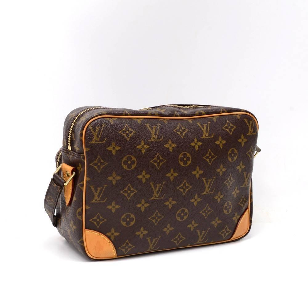 Louis Vuitton Nil shoulder bag in monogram canvas. It has 2 compartments both secured with zippers. Inside is lined with brown canvas lining with 1 zipper pocket. Comfortable adjustable canvas shoulder strap.

Made in: France
Serial Number: A R 0 0