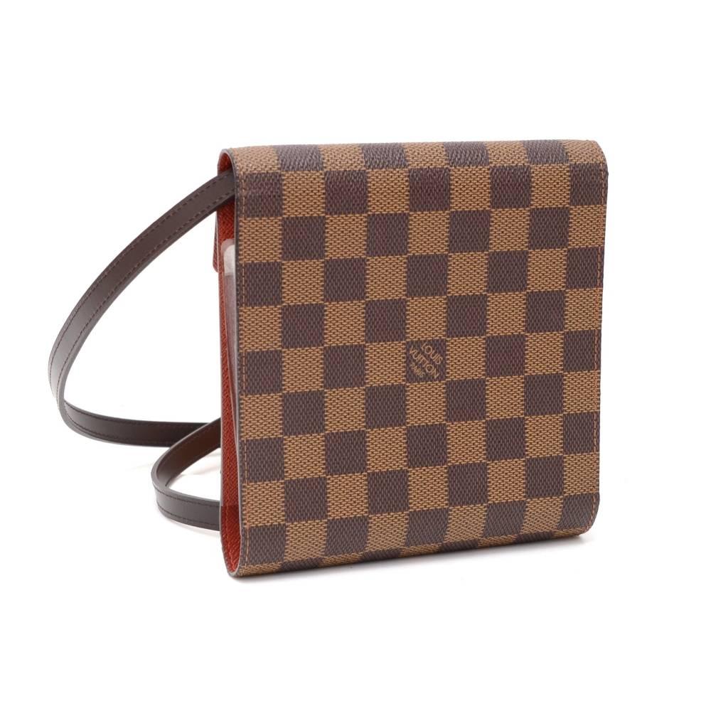Louis Vuitton CD case in Damier canvas. It can hold 12 CD and carry on shoulder with leather strap.  

Made in: Spain
Serial Number: CA079
Size: 6.3 x 5.9 x 0.8 inches or 16 x 15 x 2 cm
Shoulder Strap Drop: 19.3 inches or 49 cm
Color: Brown
Dust