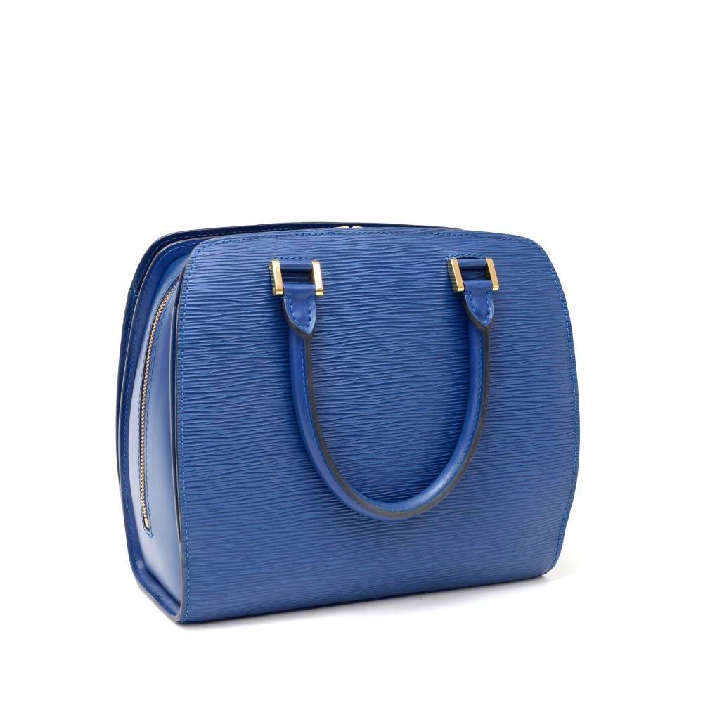 Louis Vuitton Blue Pont Neuf bag in Epi leather. It offers lightweight elegance in a compact format with three compartments and zip closure for main compartment. Inside is lined with blue alkantra. Inside has one open pocket and another one with a