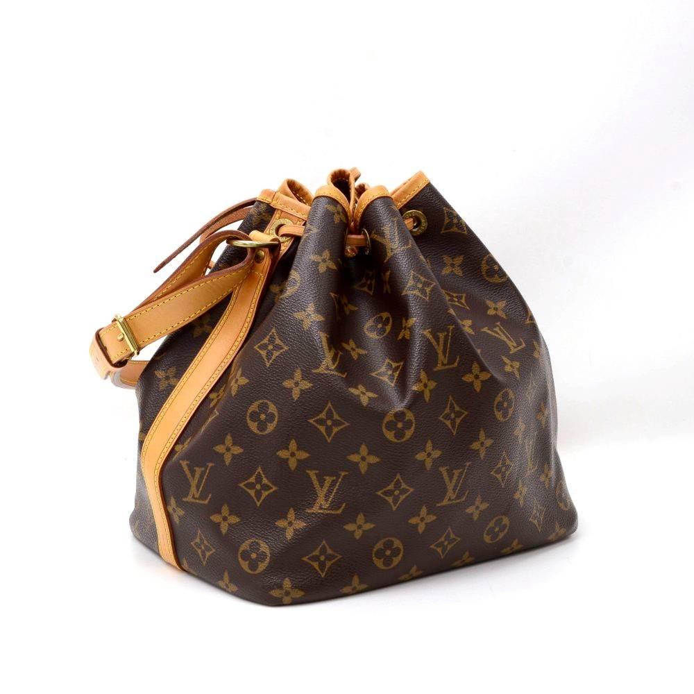 Louis Vuitton Petit Noe in monogram canvas. It has adjustable cowhide leather shoulder strap and tie up string closure. Inside is brown lining. The famous champagne bag created in 1932 makes Noé a true classic. 

Made in: France
Serial Number: A R 0