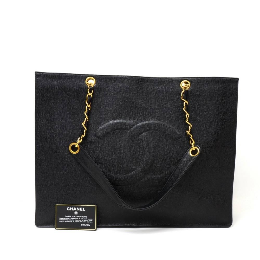 XLarge Chanel Shoulder bag in Black caviar leather. Chanel CC logo is stitched on the front of the bag. The inside has 1 large pocket with zipper. Comfortably carried on shoulder and offers great capacity. 

Made in: France
Serial Number: