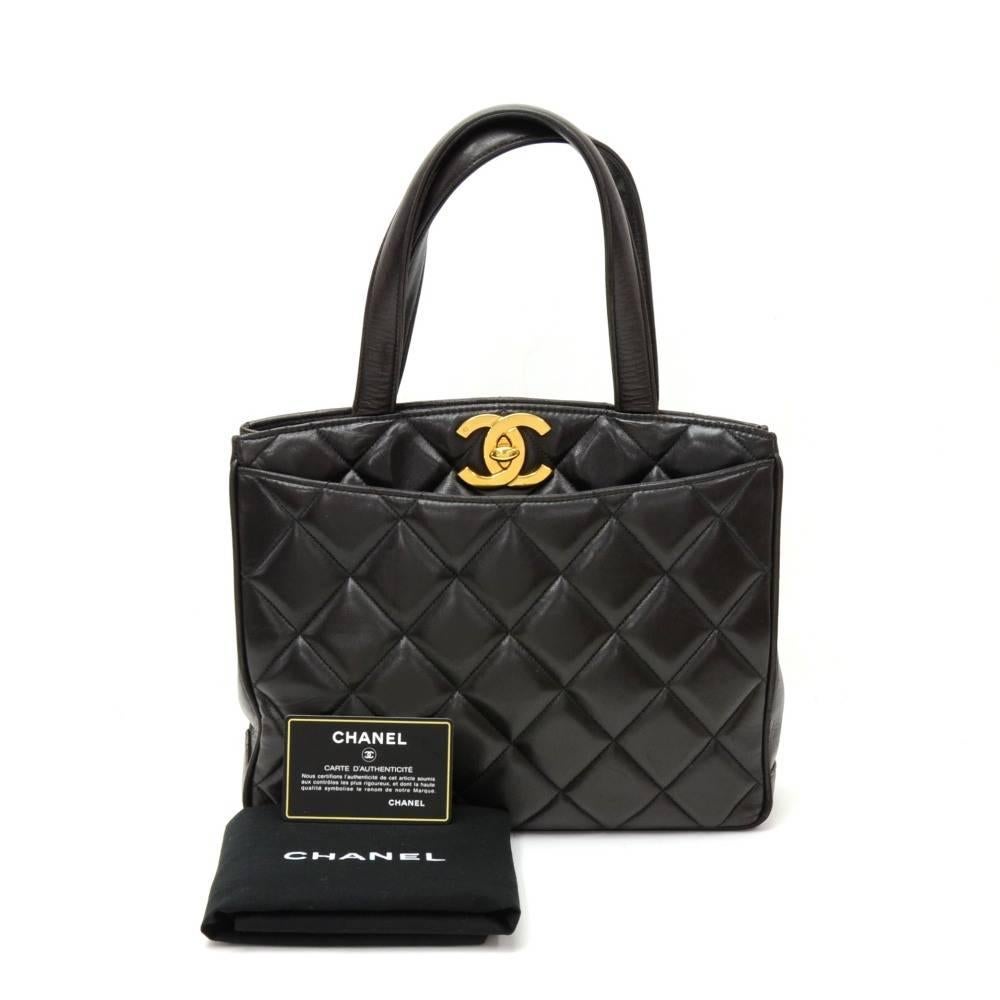 Chanel tote in black quilted leather. On the outside, it has 2 open pockets. Main access secured with large CC twist lock. Inside has leather lining and 2 zipper pockets. Comfortably carried in hand and offers great capacity.

Made in: France
Serial