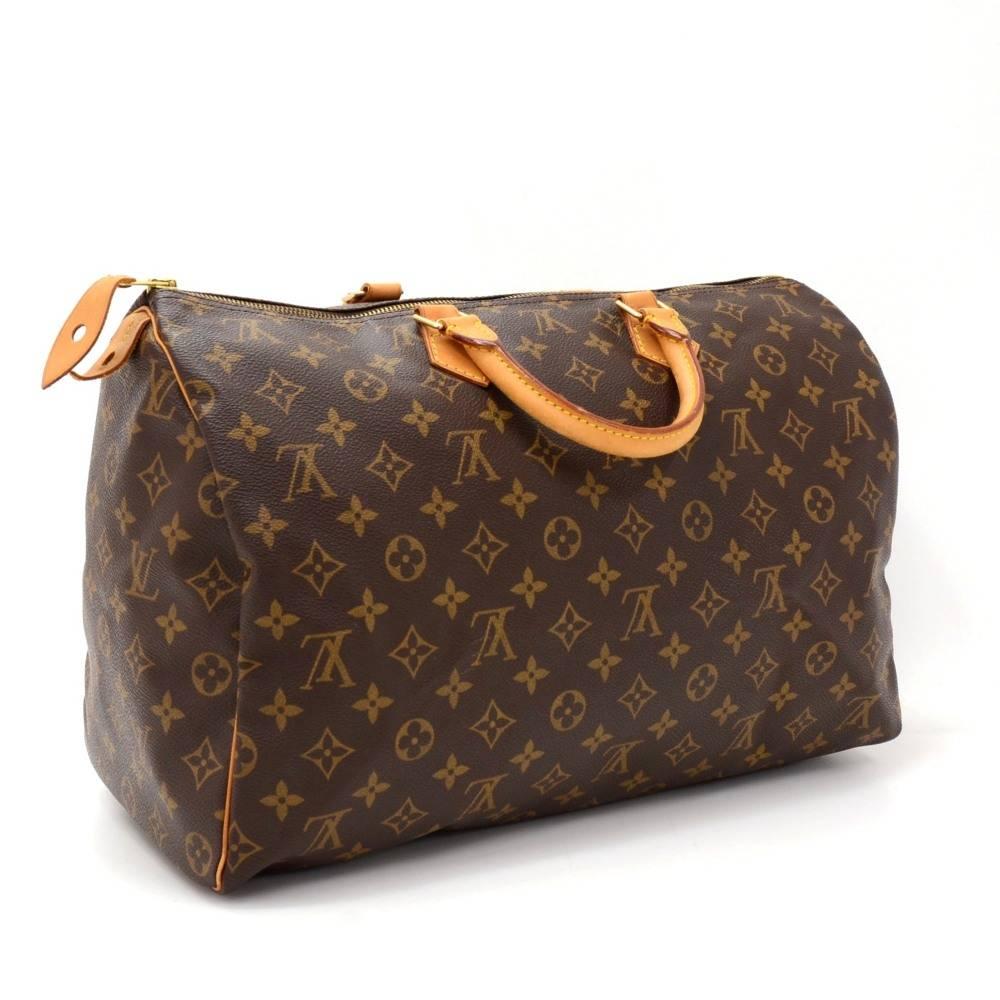 Louis Vuitton Speedy 40 bag crafted in monogram canvas. It offers light weight elegance in a compact format. Inspired by the famous keep all travel bag, it features a brass zip closure and it  is perfect for carrying everyday essentials.

Made in:
