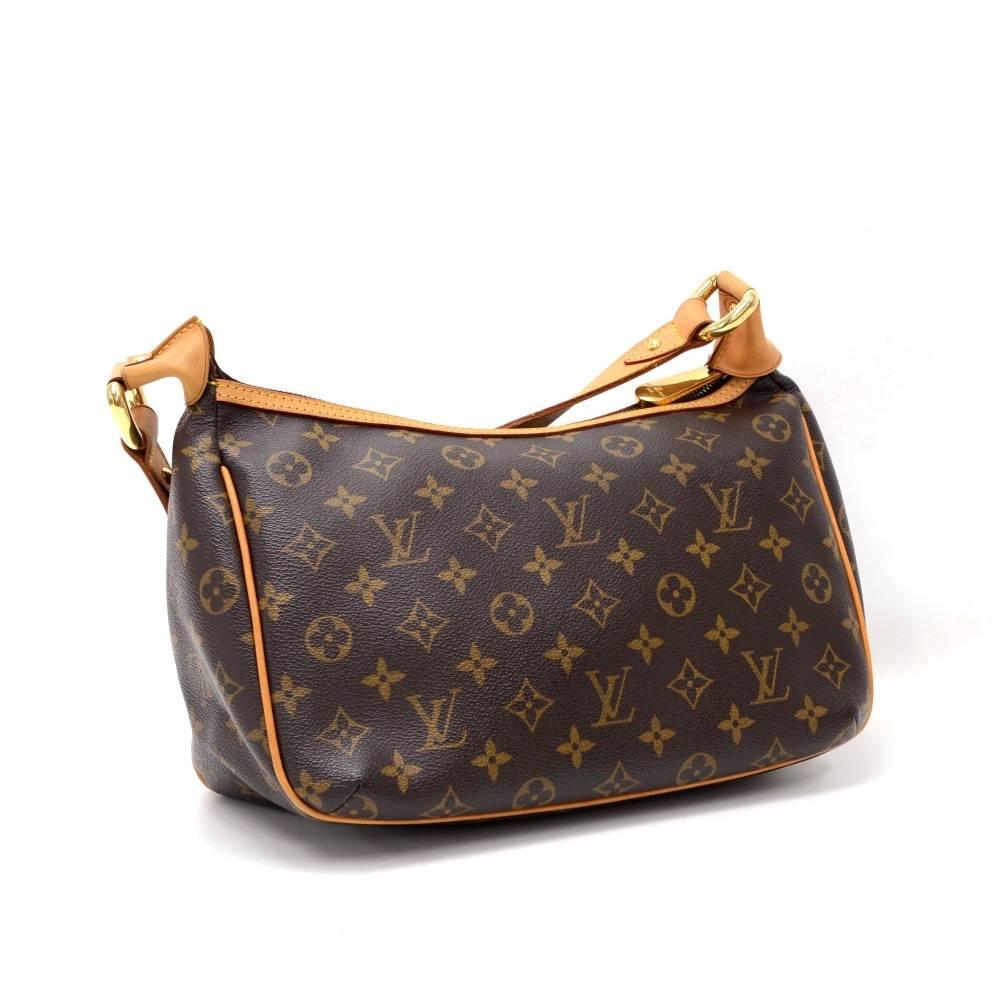 Louis Vuitton Tikal GM hand bag in monogram canvas. It has zipper closure on top with 1 pocket with flap and twist closure. Inside is in brown alkantra lining and has 1 open pocket and 1 for mobile or glasses. Leather strap could be worn in hand.