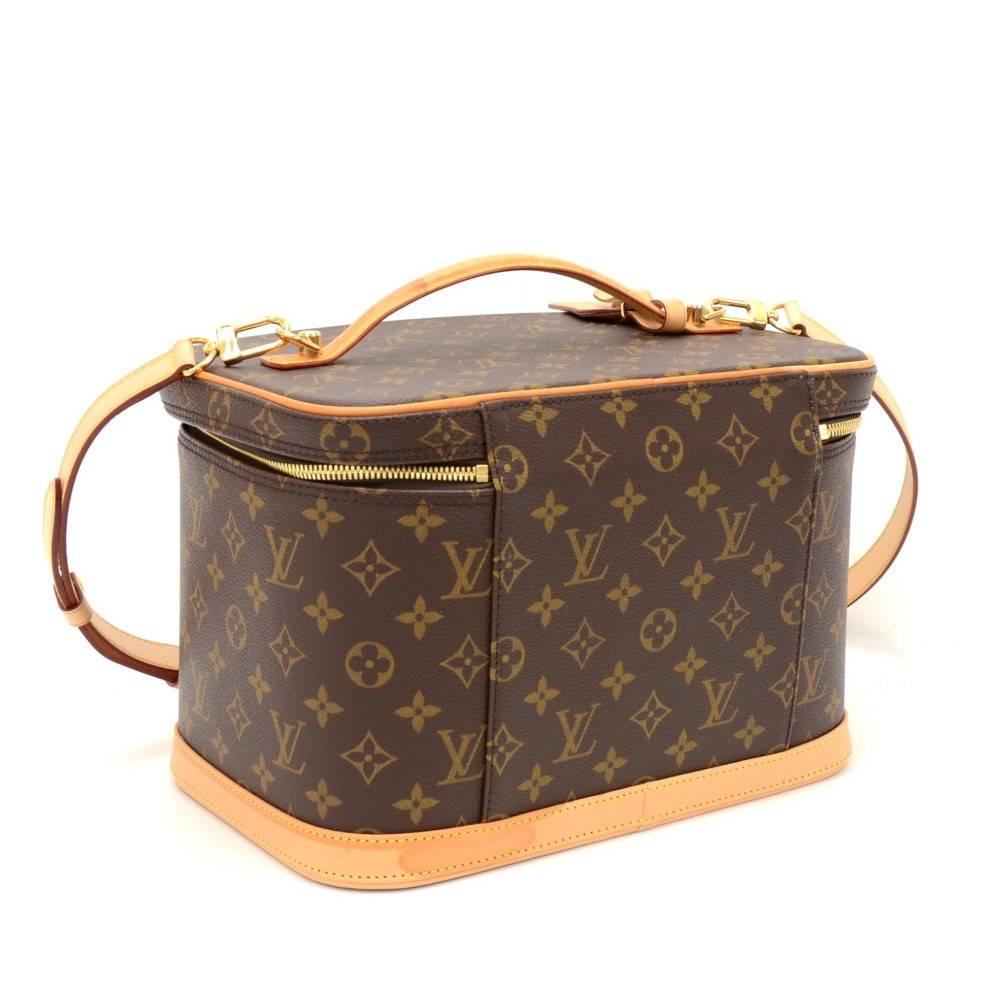 Absolutely stunning Louis Vuitton Nice cosmetic travel case in Monogram canvas. It is secured with double zipper. Inside has mirror and 1 open pocket on flap top and 2 leather belt to keep bottles in stading position. Its very hard to find this