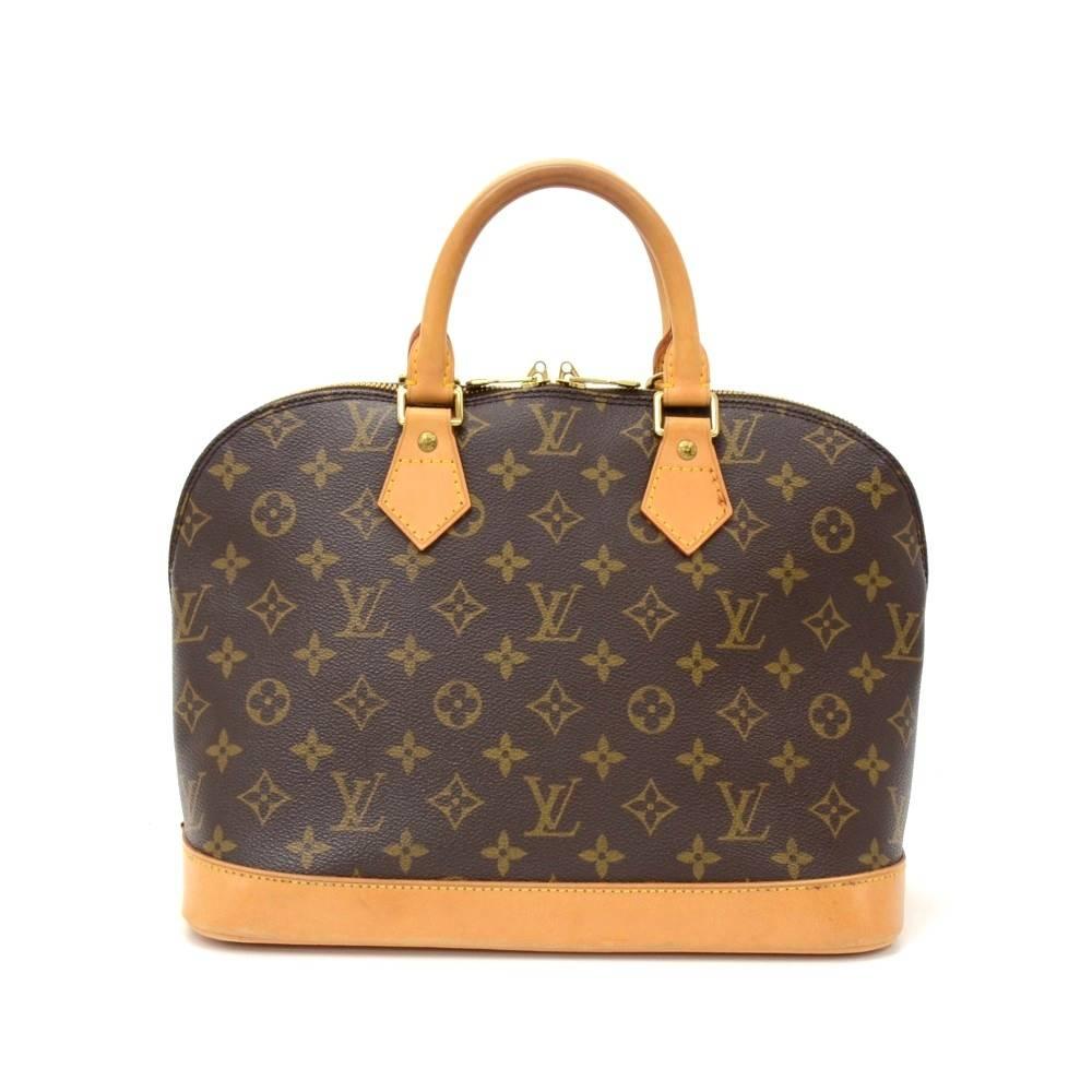 Louis Vuitton Alma in monogram canvas. With its shapes invented by Gaston Vuitton in the 1930’s, Alma is now a classic. Hand-held and closed with a double zipper. Inside is brown lining. 

Made in: France
Serial Number: TH0917
Size: 12.6 x 9.4 x 6.7