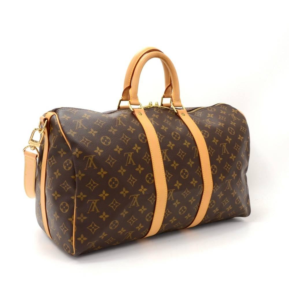 Louis Vuitton Keepall Bandouliere 45 a classic from the Louis Vuitton travel bag collection. This spacious sized version in Monogram canvas and a double zipper for secure and easy access. Great for any trip! It comes with name tag and