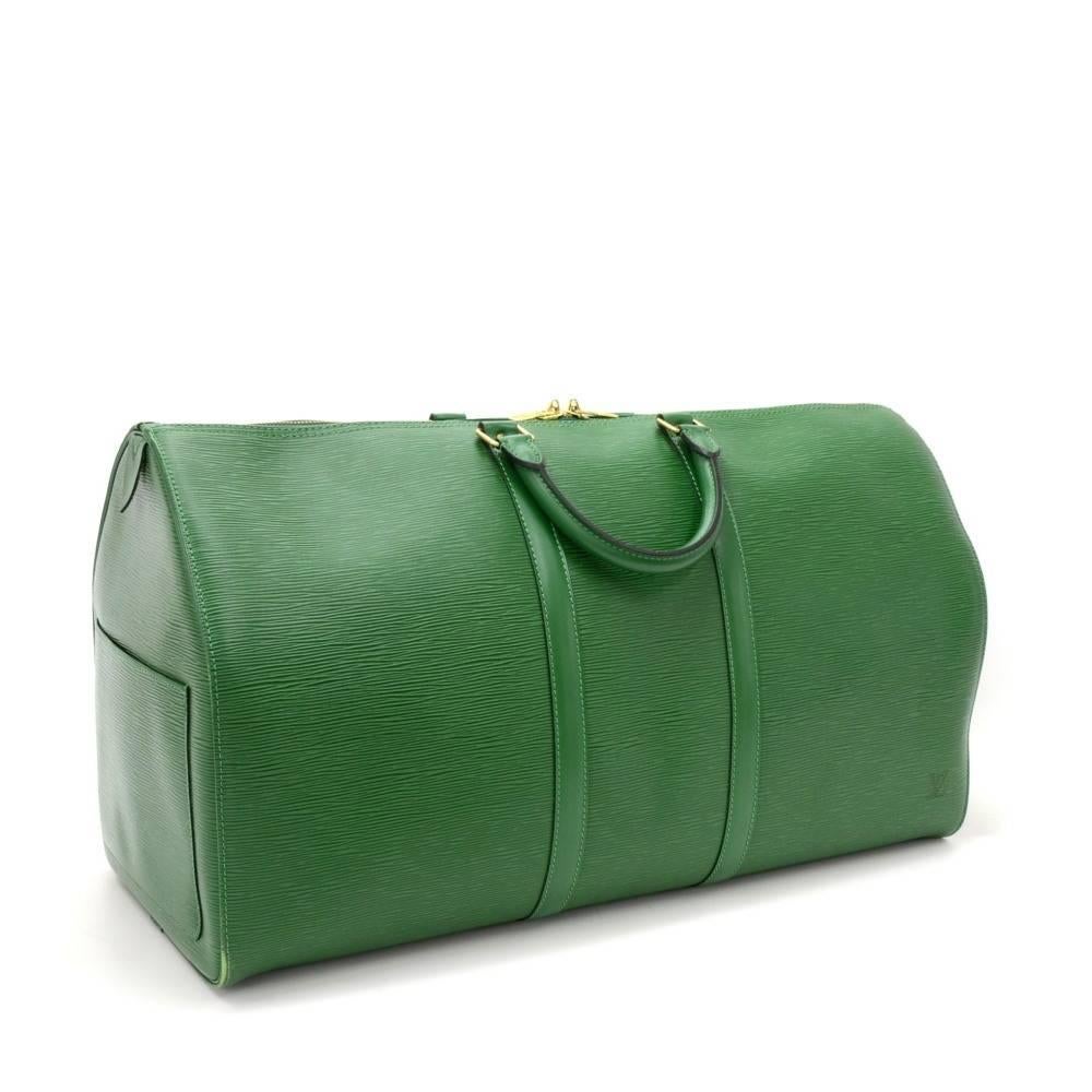 Louis Vuitton Keepall 55 travel bag. Its in epi leather features comfortable rounded leather handles and a double zipper. Very popular item.  

Made in: France
Serial Number: SP0975
Size: 21.7 x 12.2 x 9.4 inches or 55 x 31 x 24 cm
Color: Green
Dust