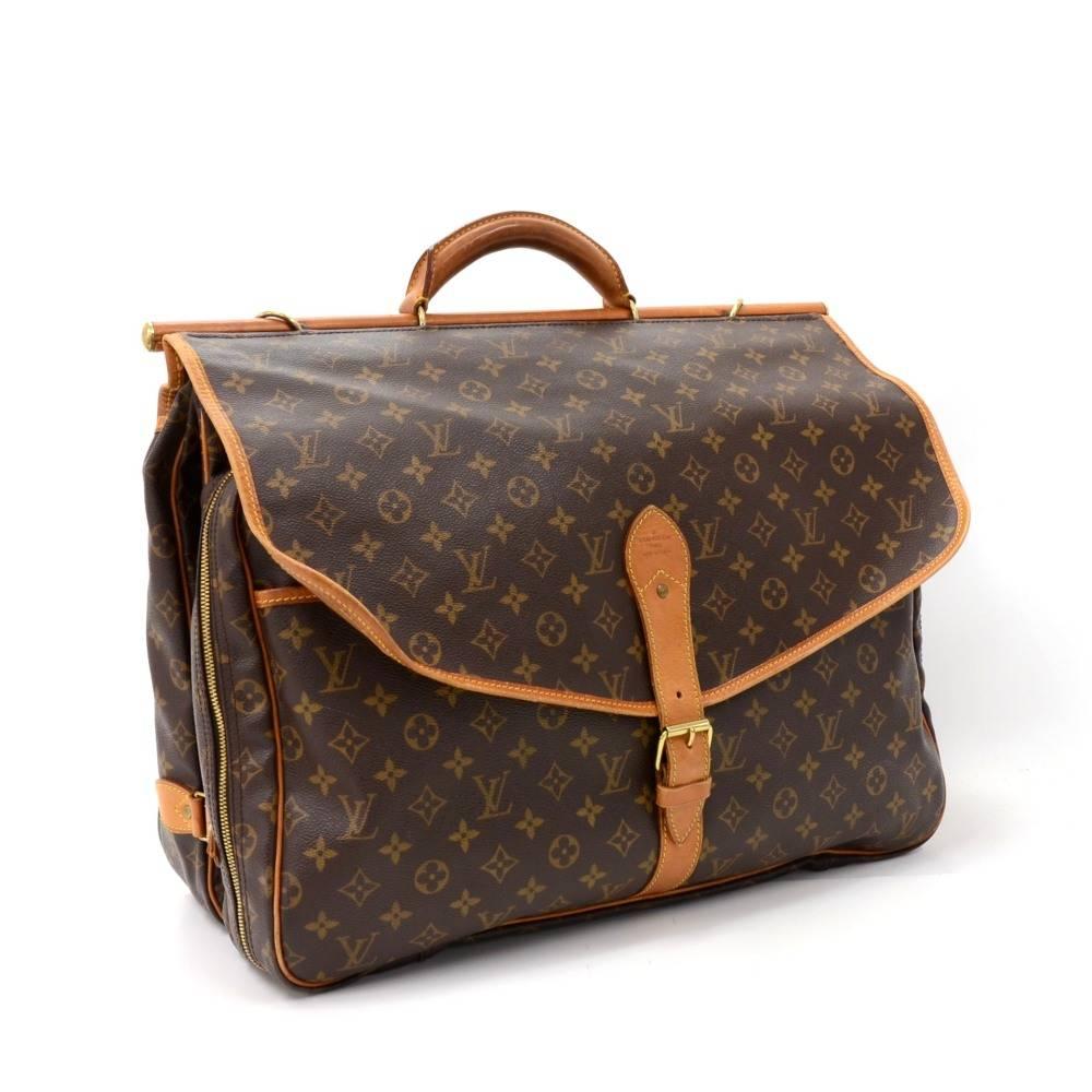 Louis Vuitton Sac Chasse The Hunting travel bag in monogram canvas. It is spacious and comes with many compartments (exterior and interior) and pockets. Carried in hand or on the shoulder. It is a great companion wherever you go.

Made in: