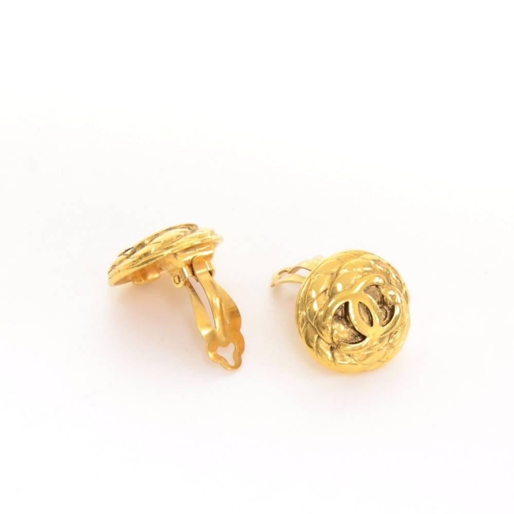 Vintage Chanel Gold Tone CC Logo Round Earrings In Good Condition In Fukuoka, Kyushu