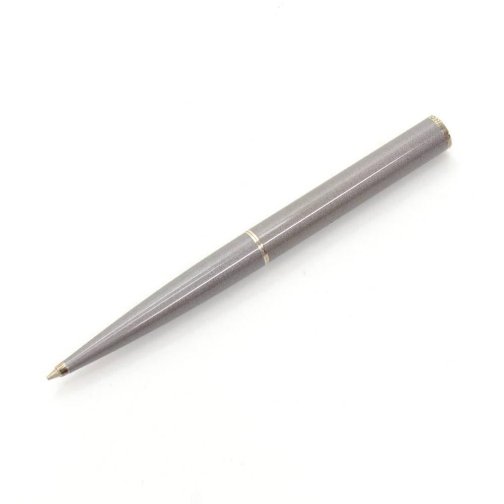 Louis Vuitton Jet Ligne mechanical pencil in gray x silver color. Near top has engraved LOUIS VUITTON. Simply twist the pencil top for the pencil to come out and you are ready to write! Very cute item! 

Size: 5.5 x 0 x 0 inches or 14 x 0 x 0