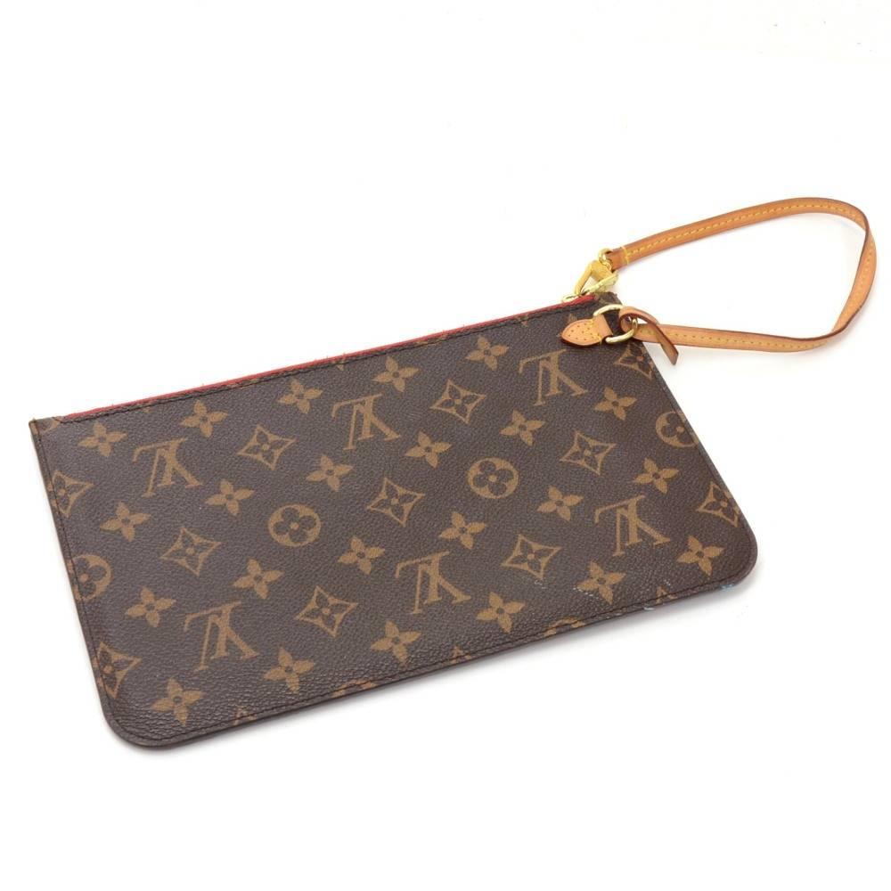 Louis Vuitton pouch in monogram canvas. Comes with a short removable leather strap. Great to keep many things secured like phones, cards, cosmetics and keys. Perfect for your Neverfull bag!

Made in: France
Serial Number: AR3184
Size: 7.5 x 4.7 x 0