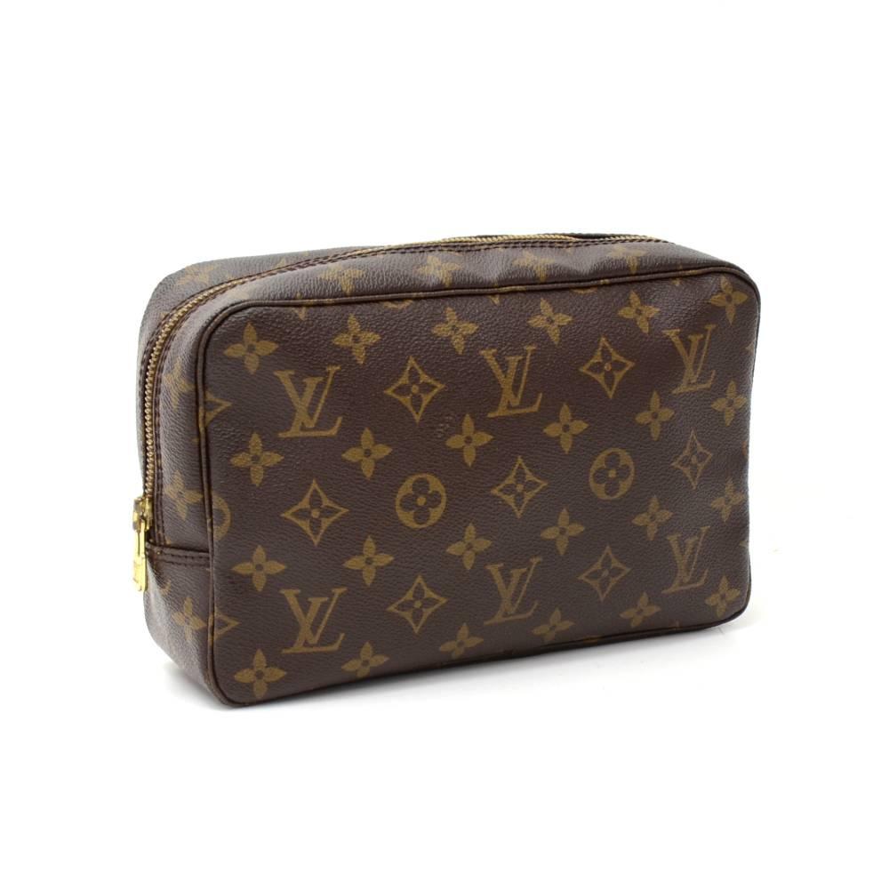 Louis Vuitton Trousse Toilette 23 cosmetic pouch in monogram canvas. Top access is secured with zipper. Inside has washable lining, 1 open pocket and 3 rubber bands to hold bottles. Very practical item to have!

Made in: France
Serial Number: TH