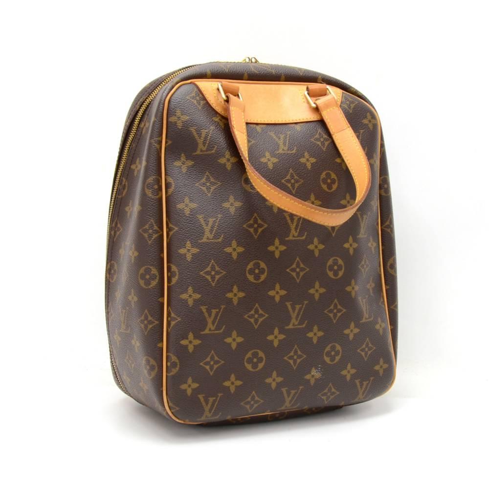 Authentic Louis Vuitton Excursion in monogram canvas. Elegant shape bag is secured with a full round double brass zipper for super easy access. Inside has washable beige lining and one large open side pocket. Hand-held travel bag provides practical